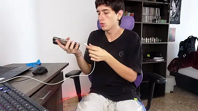 Snapshot of alex_connorr chatting on 09-27-25, 04:02 alex connorr online show from 09-27-25, 04:02