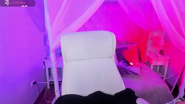 Snapshot of Hanna__Becker_ chatting on 02-26-25, 03:35 Hanna  Becker  online show from 02-26-25, 03:35