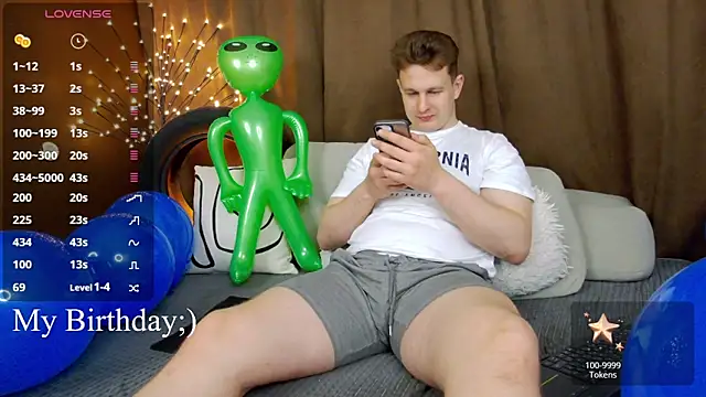 Snapshot of charlie_smiley chatting on 05-15-26, 06:06 charlie smiley online show from 05-15-26, 06:06