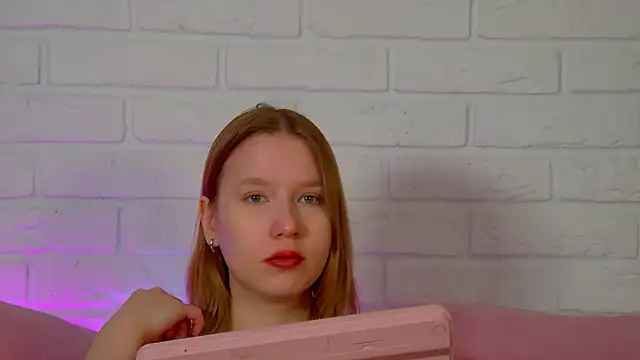 Snapshot of LiliLinn chatting on 05-15-26, 04:21 LiliLinn online show from 05-15-26, 04:21
