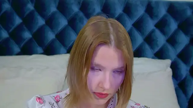 LiliLinn online show from 10-22-25, 04:12