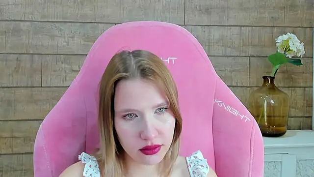 LiliLinn online show from 10-20-25, 04:58