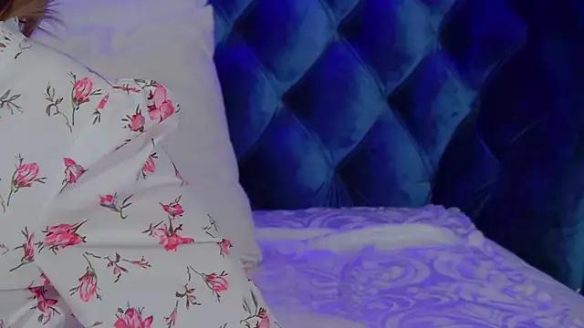 LiliLinn online show from 11-18-25, 04:38