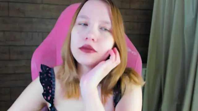 Snapshot of LiliLinn chatting on 06-03-26, 04:35 LiliLinn online show from 06-03-26, 04:35