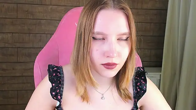 Snapshot of LiliLinn chatting on 06-03-26, 02:33 LiliLinn online show from 06-03-26, 02:33