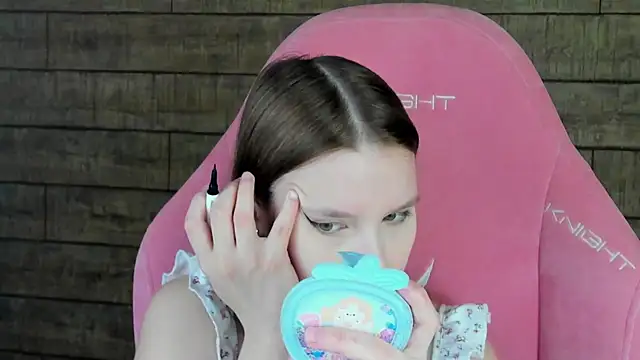 Snapshot of LiliLinn chatting on 05-18-26, 04:29 LiliLinn online show from 05-18-26, 04:29