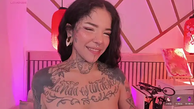 Snapshot of NinaInk chatting on 07-15-26, 01:40 NinaInk online show from 07-15-26, 01:40