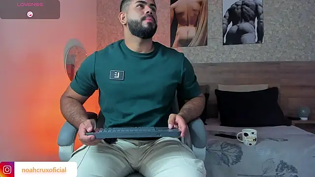 Snapshot of noah_crux chatting on 10-21-25, 11:20 noah crux online show from 10-21-25, 11:20