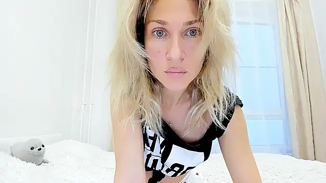 Mona Cruz online show from 10-19-25, 02:09