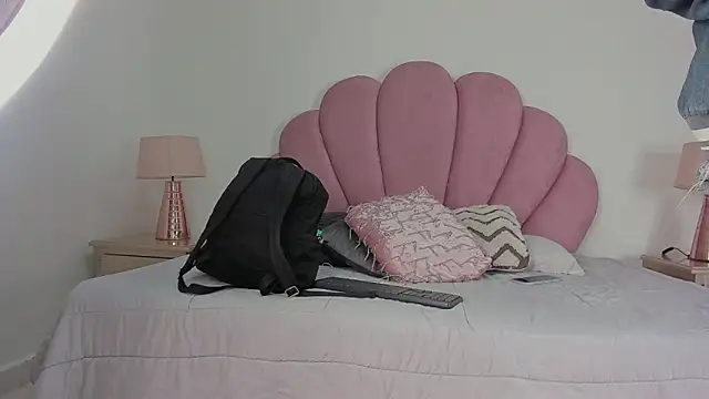 Nicole Paradise online show from 11-20-25, 12:39