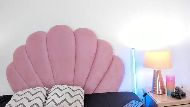 Snapshot of Nicole_Paradise chatting on 01-17-26, 12:31 Nicole Paradise online show from 01-17-26, 12:31