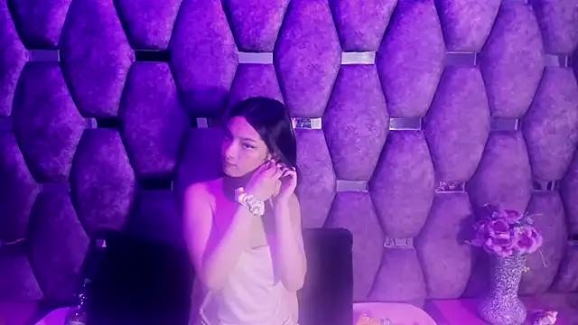 Aurora 18 online show from 10-22-25, 02:27