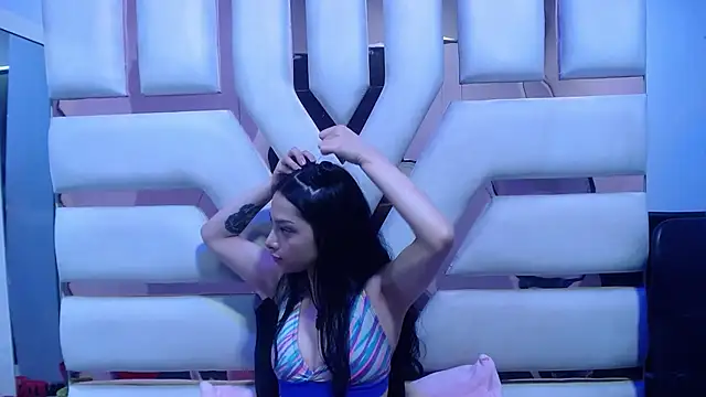 Aurora 18 online show from 09-23-25, 01:51