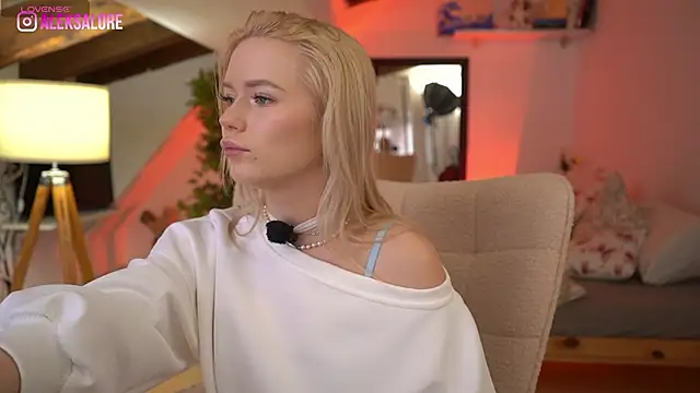 Snapshot of LexieLoree chatting on 02-10-26, 04:11 LexieLoree online show from 02-10-26, 04:11