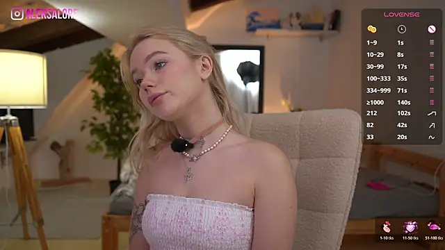 Snapshot of LexieLoree chatting on 01-17-26, 04:05 LexieLoree online show from 01-17-26, 04:05