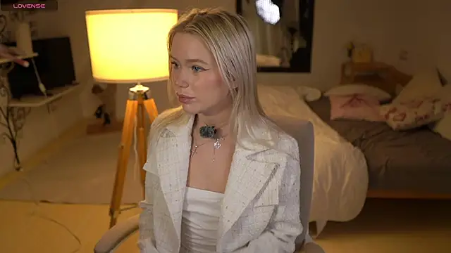 LexieLoree online show from 11-13-25, 04:05