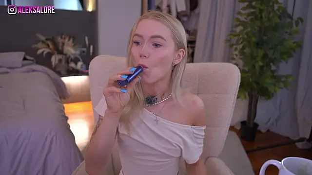 LexieLoree online show from 04-01-26, 02:35