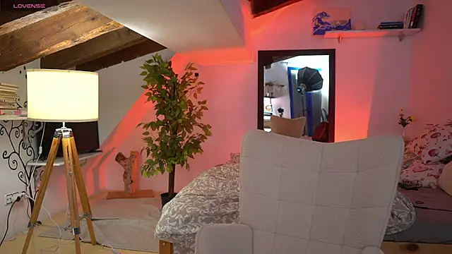 Snapshot of LexieLoree chatting on 02-13-26, 04:12 LexieLoree online show from 02-13-26, 04:12