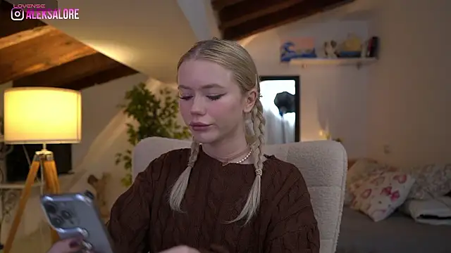 Snapshot of LexieLoree chatting on 01-18-26, 04:05 LexieLoree online show from 01-18-26, 04:05