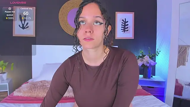Snapshot of VioletPaket chatting on 05-19-26, 11:39 VioletPaket online show from 05-19-26, 11:39