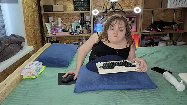 MiniNatalie online show from 12-21-25, 04:58