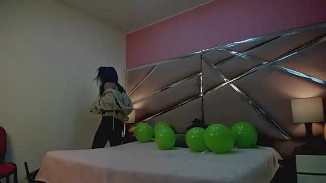 Snapshot of Lunapage chatting on 03-18-25, 01:01 Lunapage online show from 03-18-25, 01:01