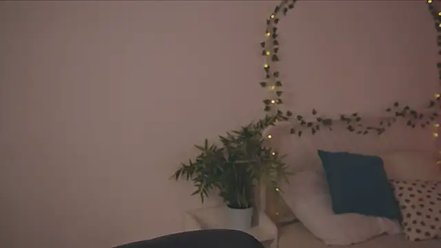 Snapshot of Freckle_Diyana chatting on 10-12-25, 10:11 Freckle Diyana online show from 10-12-25, 10:11