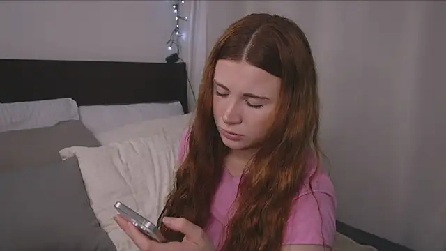 Snapshot of Freckle_Diyana chatting on 09-23-25, 05:58 Freckle Diyana online show from 09-23-25, 05:58