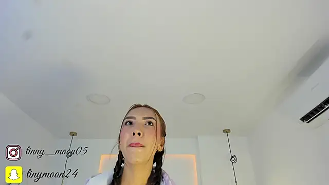 Snapshot of tinymoon- chatting on 02-08-25, 10:39 tinymoon- online show from 02-08-25, 10:39