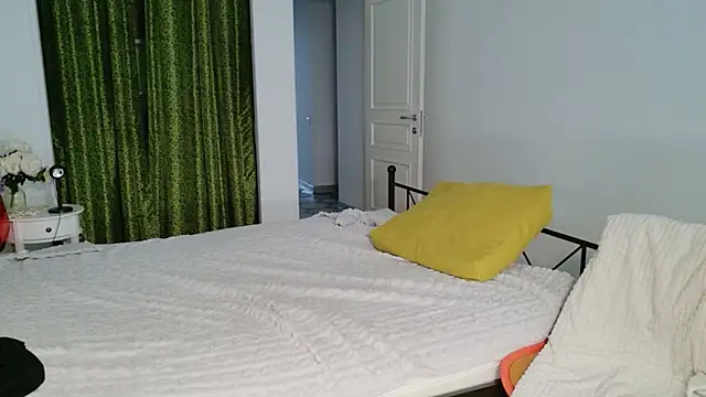 Snapshot of VioletCatt chatting on 06-17-26, 05:51 VioletCatt online show from 06-17-26, 05:51
