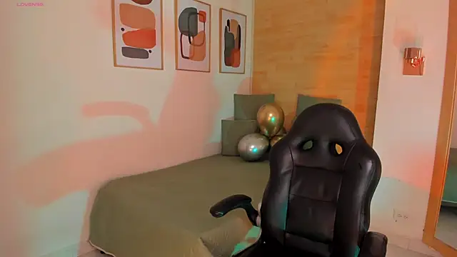 charlotte  grey online show from 12-15-25, 01:39