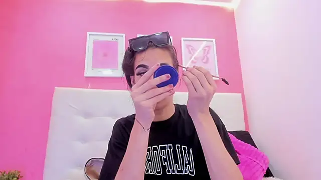 Mia thompson 19 online show from 11-25-25, 05:46