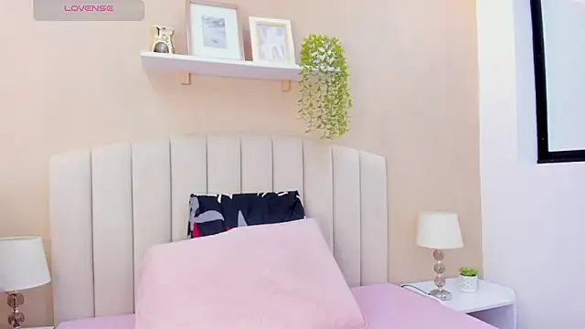 Mia thompson 19 online show from 02-17-26, 07:33