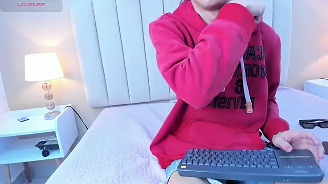 Mia thompson 19 online show from 11-18-25, 02:53