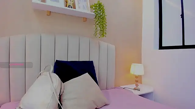 Mia thompson 19 online show from 07-01-26, 07:47