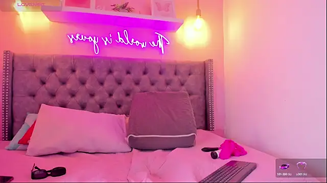 Mia thompson 19 online show from 10-28-25, 01:54