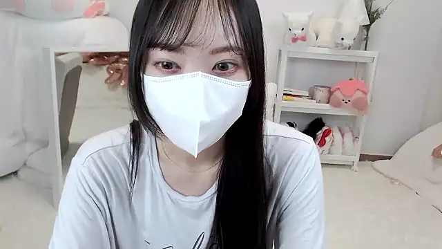 Snapshot of momo_room chatting on 05-30-26, 06:42 momo room online show from 05-30-26, 06:42
