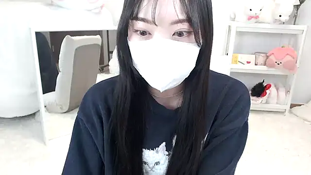 Snapshot of momo_room chatting on 04-26-26, 12:35 momo room online show from 04-26-26, 12:35
