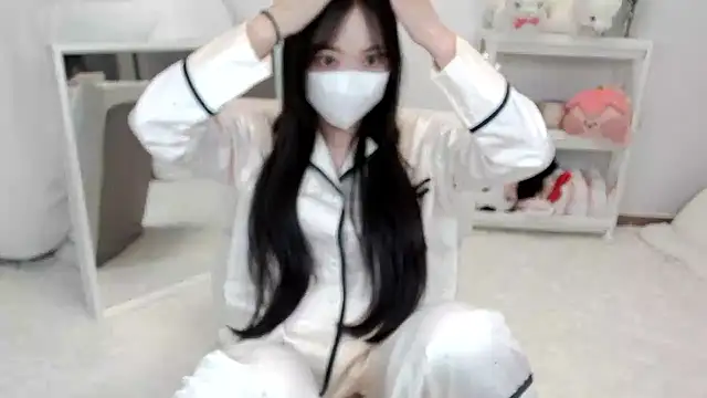 Snapshot of momo_room chatting on 05-09-26, 11:57 momo room online show from 05-09-26, 11:57