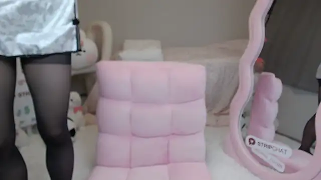 momo room online show from 02-22-25, 10:07