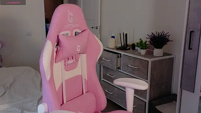 cinnabon girls online show from 10-04-25, 01:51