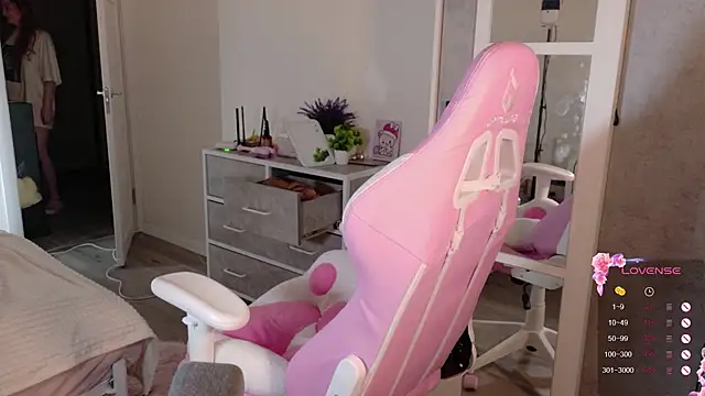 cinnabon girls online show from 12-23-25, 03:28