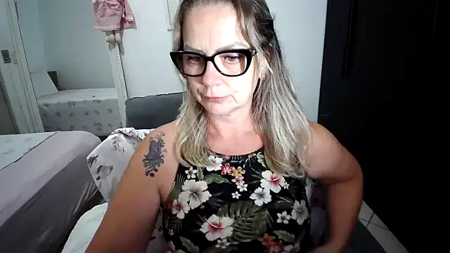 Snapshot of Micchellina chatting on 03-05-25, 01:31 Micchellina online show from 03-05-25, 01:31