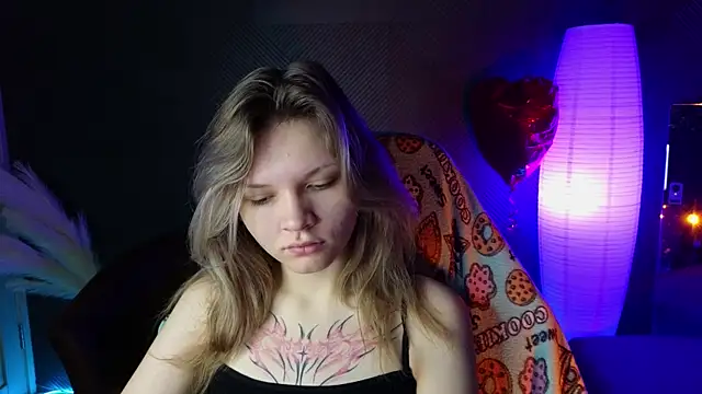 Snapshot of LitaBrom chatting on 03-18-25, 12:51 LitaBrom online show from 03-18-25, 12:51