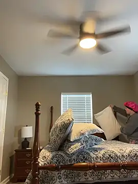 Snapshot of lezbean24 chatting on 02-14-26, 05:57 lezbean24 online show from 02-14-26, 05:57