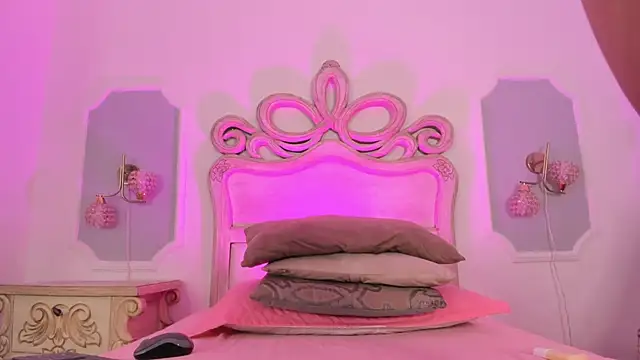 Sara  Williams online show from 11-25-25, 03:51