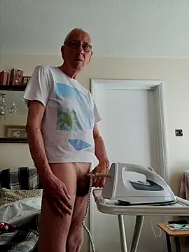 Snapshot of cutaboverest chatting on 05-24-26, 03:01 cutaboverest online show from 05-24-26, 03:01
