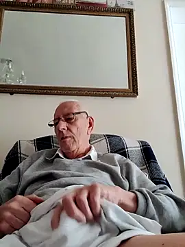 Snapshot of cutaboverest chatting on 05-13-26, 10:11 cutaboverest online show from 05-13-26, 10:11
