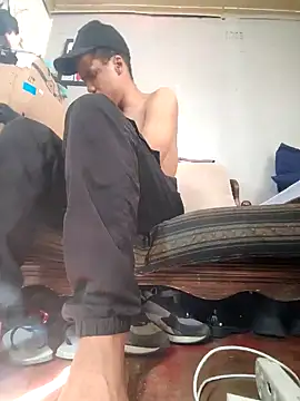 Snapshot of Tigermanboy chatting on 10-17-25, 01:24 Tigermanboy online show from 10-17-25, 01:24