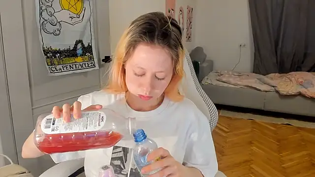 Snapshot of Silly__Milly chatting on 12-06-24, 11:05 Silly  Milly online show from 12-06-24, 11:05